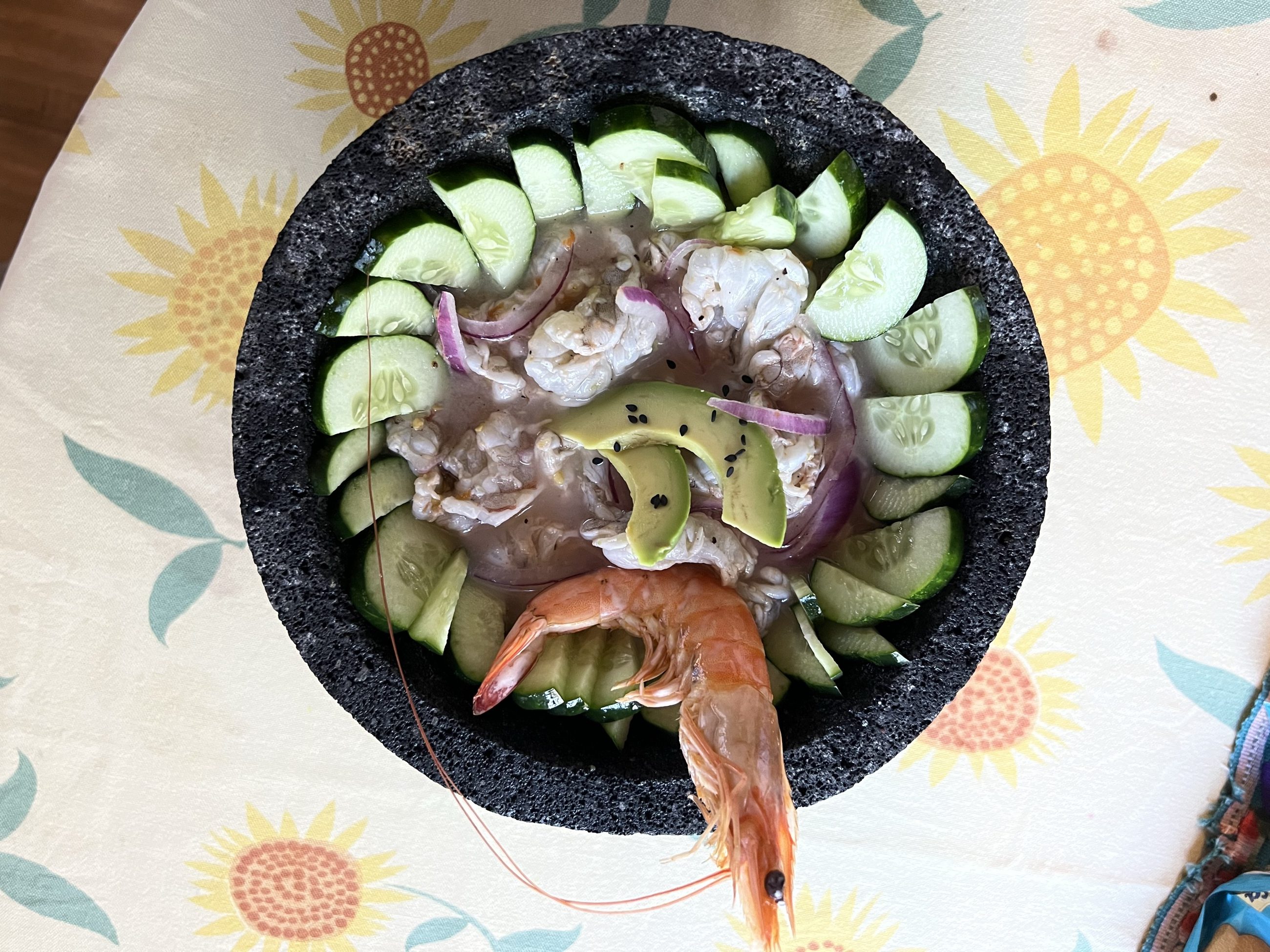 Ceviche servido en un molcajete de piedra