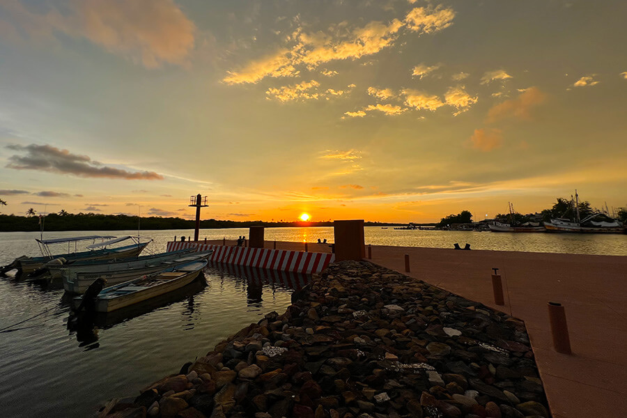 El muelle de San Blas al atardecer, con lanchas amarradas junto a la escollera