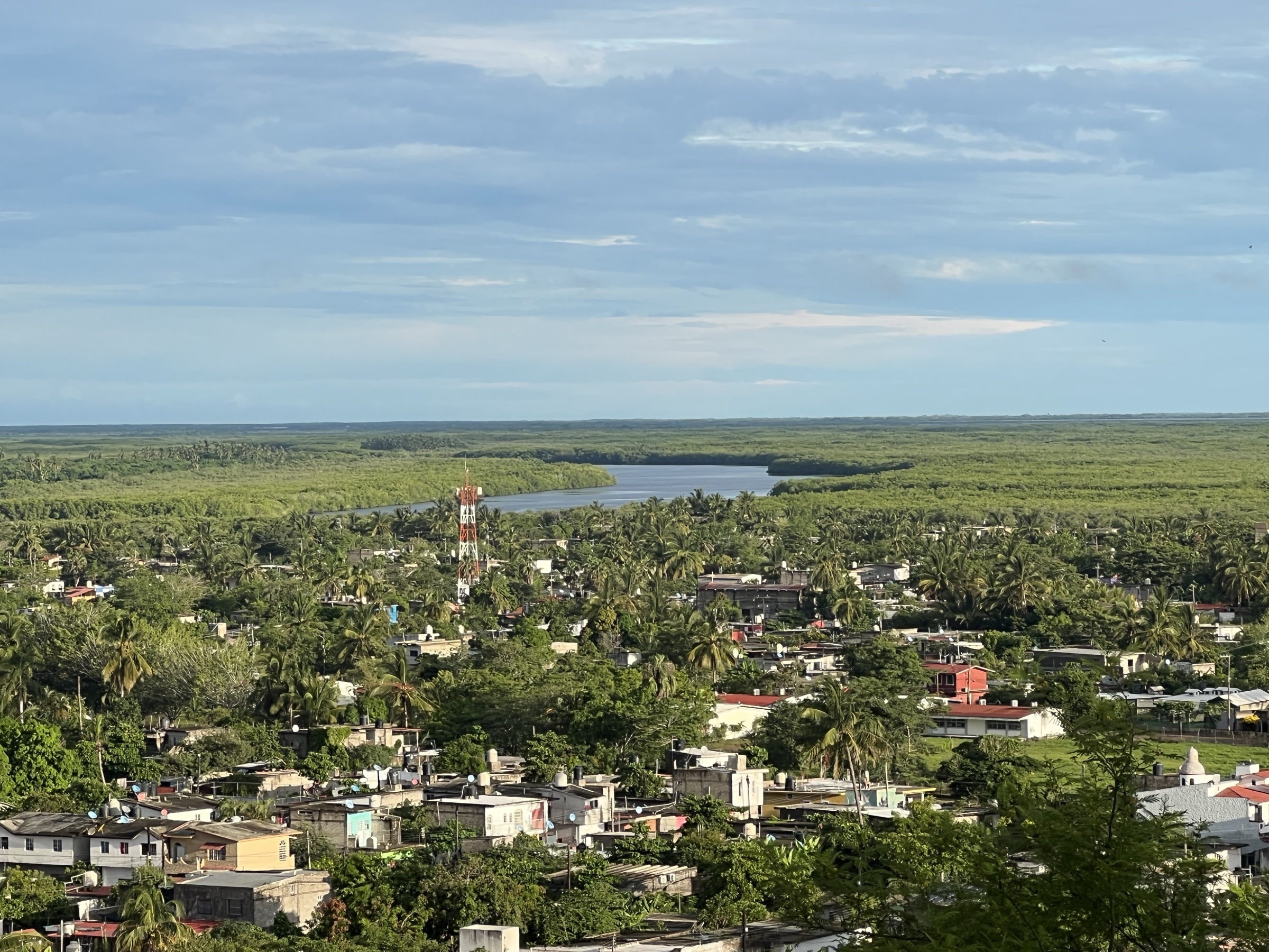 Vista panorámica de San Blas desde el cerro: el pueblo, el estero y la gran extensión de manglar